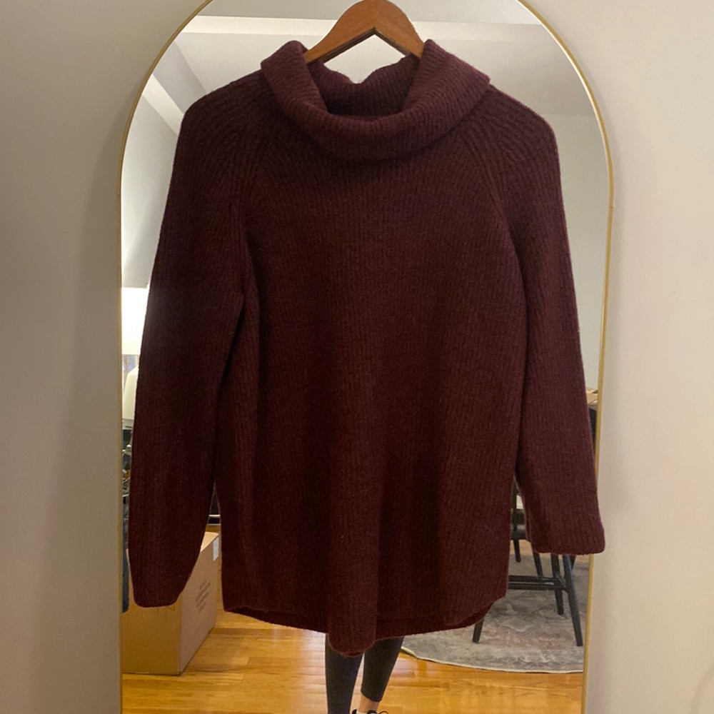 Unworn! Loft turtleneck in burgundy